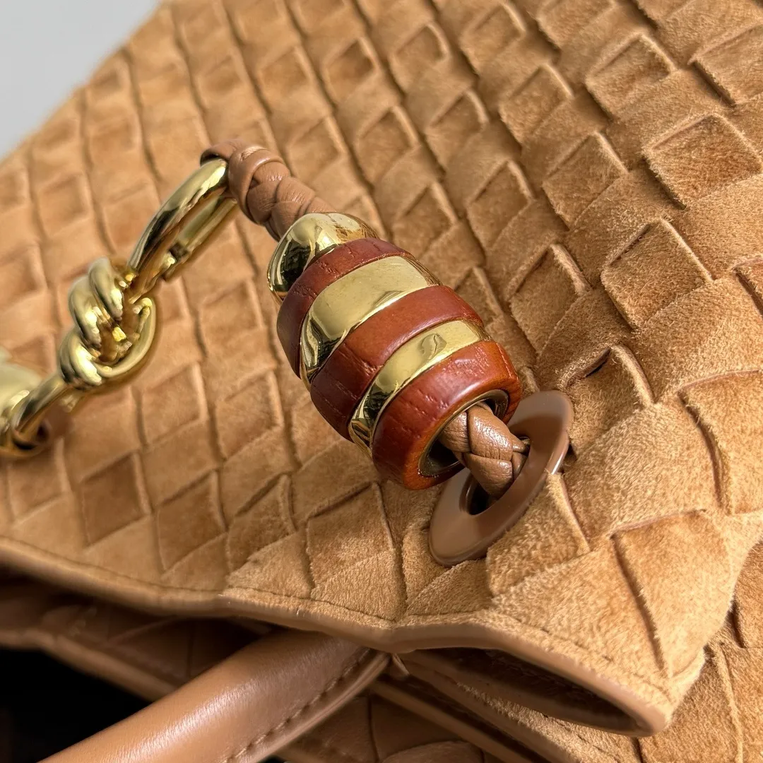 The new Andiamo batch of 3060 BV is shipped‼ ️The classic intercciato weaving process is used to create a soft bag, the metal knot is made of micro-cast aluminum using jewelry technology🪢, and the decorative beads are made of metal and hand-polished oak, allowing you to jump repeatedly between elegance and fun💃, making it unpredictable. Classic and versatile, it shows off your temperament, and the bag has a large capacity, making it very convenient for daily commuting! It has a variety of carrying methods, the shoulder straps can be adjusted by yourself, the original lambskin feels soft and delicate, and the unisex style breaks gender boundaries and brings a more practical and long-lasting use experience. The Andiamo, which has both elegant and casual styles, perfectly interprets the "fashionable old money style". Style No.: 743568+Wood Hardware Color: Suede Amber Brown·New Size: 25*22*10.5cm
